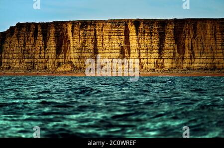 La falaise de grès est, sur la côte jurassique à West Bay, Dorset, Royaume-Uni. Rendu célèbre par la série télévisée Broadchurch Banque D'Images