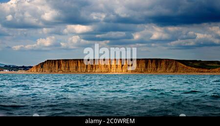 La falaise de grès est, sur la côte jurassique à West Bay, Dorset, Royaume-Uni. Rendu célèbre par la série télévisée Broadchurch Banque D'Images