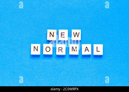 NOUVEAU MOT NORMAL sur cube alphabet bois. Nouveau concept normal. disposition à plat. Vue de dessus Banque D'Images