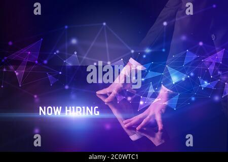 Homme d'affaires touchant un écran énorme avec MAINTENANT L'INSCRIPTION D'EMBAUCHE, concept d'affaires de technologie moderne Banque D'Images