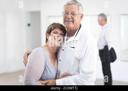 Portrait d'un couple caucasien heureux pendant la danse de salle de bal Banque D'Images