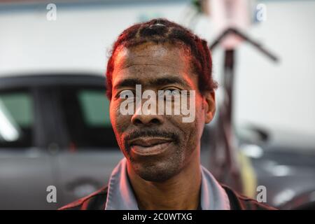 Portrait d'un homme mécanicien afro-américain heureux Banque D'Images