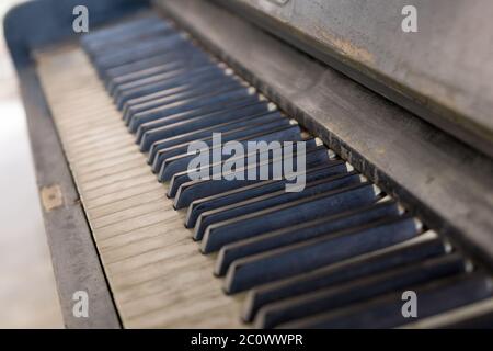 Vieux piano en bois. République tchèque Banque D'Images