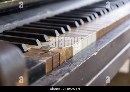 Vieux piano en bois. République tchèque Banque D'Images