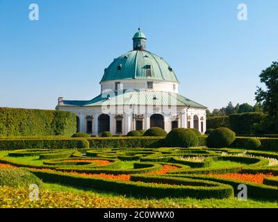 Jardin de fleurs de Kromeriz avec rotonde baroque, patrimoine mondial culturel et naturel de l'UNESCO, Kromeriz, République tchèque Banque D'Images