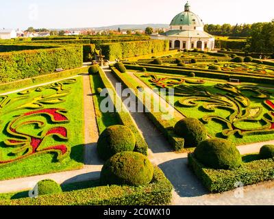 Jardin de fleurs de Kromeriz avec rotonde baroque, patrimoine mondial culturel et naturel de l'UNESCO, Kromeriz, République tchèque Banque D'Images