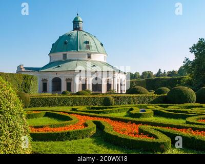 Jardin de fleurs de Kromeriz avec rotonde baroque, patrimoine mondial culturel et naturel de l'UNESCO, Kromeriz, République tchèque Banque D'Images