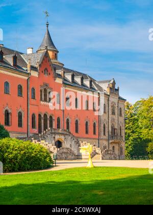 Château de Sychrov avec façade rose typique. Château de style néo-gothique avec beau parc de style anglais. Bohemian Paradise, République Tchèque Banque D'Images