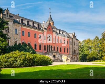 Château de Sychrov avec façade rose typique. Château de style néo-gothique avec beau parc de style anglais. Bohemian Paradise, République Tchèque Banque D'Images