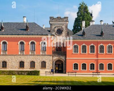 Château de Sychrov avec façade rose typique. Château de style néo-gothique avec beau parc de style anglais. Bohemian Paradise, République Tchèque Banque D'Images