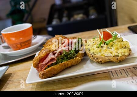 Croassant et casière avec jambon et œufs. Banque D'Images