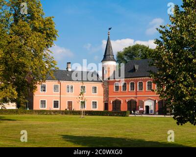 Château de Sychrov avec façade rose typique. Château de style néo-gothique avec beau parc de style anglais. Bohemian Paradise, République Tchèque Banque D'Images