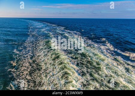 Le réveil derrière un bateau de croisière Banque D'Images