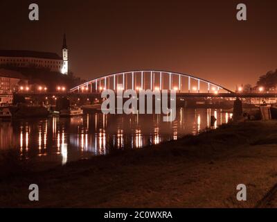 Vue nocturne du château de Decin et du pont de Tyrs sur l'Elbe, Decin, République Tchèque, Europe Banque D'Images