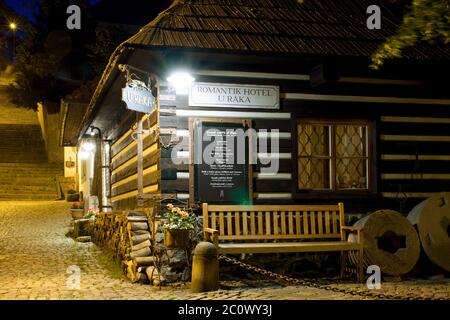 Le joli cottage en bois de conte de fées U Raka à Prague République tchèque Novy Svet quart pendant la nuit Banque D'Images