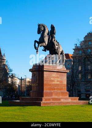 Statue équestre de Ferenc Rakoczi montée sur un cheval, place Kossuth Lajos, Budapest - capitale de la Hongrie, Europe. Banque D'Images