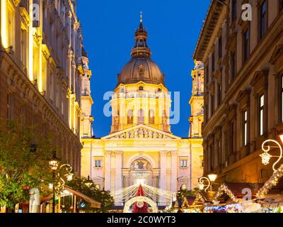 Noël à Budapest. Dôme illuminé de la basilique Saint-Étienne avec décoration de rue de vacances dans la rue Zrinyi la nuit. Site du patrimoine mondial de l'UNESCO Budapest, Hongrie, Europe. Banque D'Images