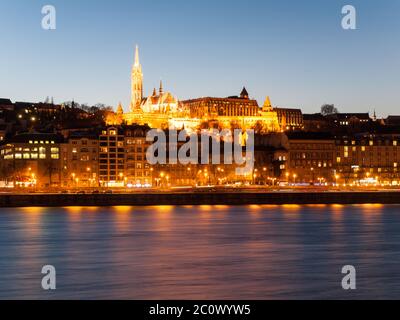 Église Saint-Matthias et Bastion des pêcheurs. Vue depuis le Danube. Budapest, Hongrie. Prise de vue de nuit. Banque D'Images