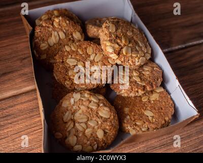 boîte de biscuits d'avoine faits maison sur un panneau en bois gros plan Banque D'Images