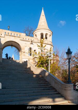 Escalier du Bastion des pêcheurs sur la colline du château de Buda à Budapest, Hongrie. Photo d'automne ensoleillée. Banque D'Images