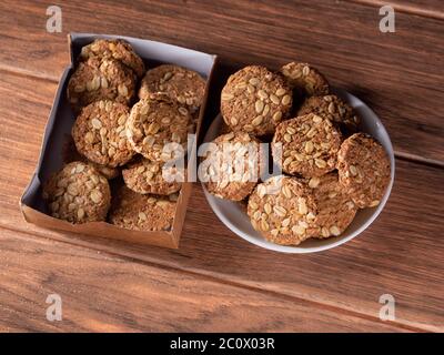 beaucoup de biscuits d'avoine frais dans différentes présentations sur un carton et une assiette blanche Banque D'Images