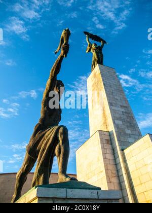 Vue de dessous de la Statue de la liberté sur la colline Gellert à Budapest, Hongrie, Europe. Banque D'Images