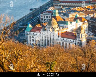 Vue aérienne du bâtiment historique de Gellert thermal spa depuis la colline de Gellert, Budapest, Hongrie, Europe. Banque D'Images