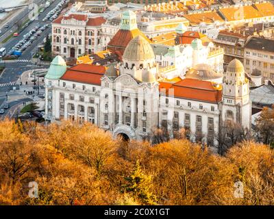 Vue aérienne du bâtiment historique de Gellert thermal spa depuis la colline de Gellert, Budapest, Hongrie, Europe. Banque D'Images