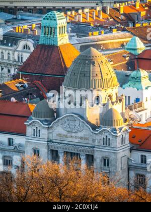 Vue aérienne du bâtiment historique de Gellert thermal spa depuis la colline de Gellert, Budapest, Hongrie, Europe. Banque D'Images