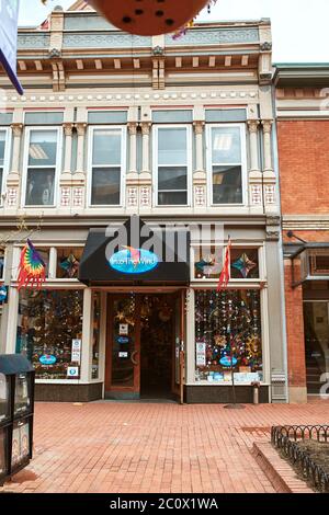 Boulder, Colorado - 27 mai 2020 : magasins, entreprises et restaurants le long de Pearl Street Mall, une galerie marchande piétonne dans le comté de Boulder. Banque D'Images