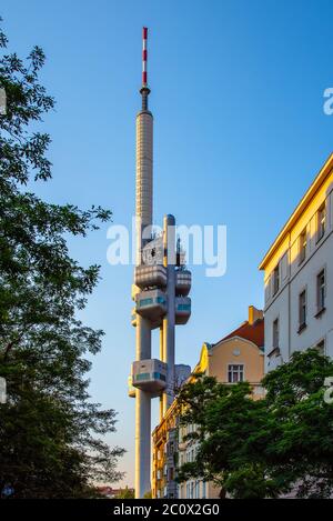 Tour de télévision de Zizkov à Prague, République tchèque. Banque D'Images