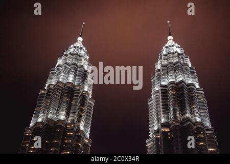 Gros plan sur le haut de la tour double Petronas à Kuala Lumpur en Malaisie pendant la nuit Banque D'Images