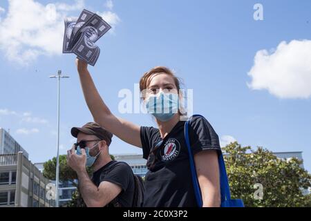 Roma, Italie. 12 juin 2020. Asseyez-vous devant le siège de l'Istituto Nazionale della Previdenza sociale (INPS) à Rome organisé par les travailleurs auto-organisés du divertissement pour demander le paiement des primes promises par le gouvernement italien et l'abrogation des règles de distanciation sociale. (Photo de Matteo Nardone/Pacific Press/Sipa USA) crédit: SIPA USA/Alay Live News Banque D'Images