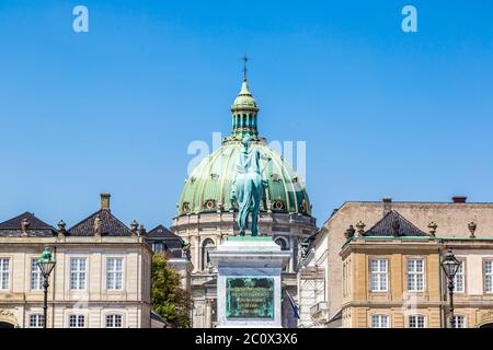 Château Amalienborg avec la statue de Frederick V à Copenhague, Banque D'Images