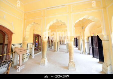 Jaipur, Rajasthan, Inde - 11 juin 2020: Hawa Mahal semble déserté après que les autorités ont autorisé à ouvrir des monuments, des forts et des musées dans l'État, pendant le confinement en cours de COVID-19 dans la ville rose Jaipur. La structure a été construite en 1799 par Maharaja Sawai Pratap Singh, le petit-fils de Maharaja Sawai Jai Singh, qui a été le fondateur de Jaipur. Son extérieur unique de cinq étages est semblable au nid d'abeilles d'une ruche avec ses 953 petites fenêtres appelées Jharokhas décorées avec des éléments de treillis complexes. Crédit : Sumit Saraswat/Alay Live News Banque D'Images