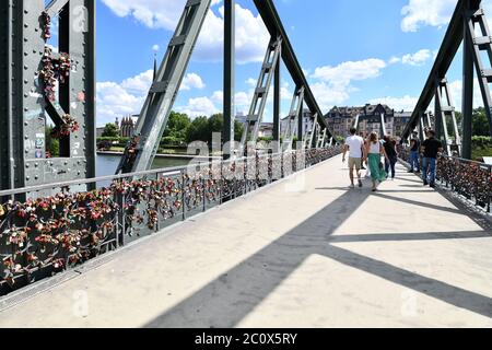 Francfort-sur-le-main, Allemagne - juin 2020 : pont appelé 'Eiserner Steg' couvert de cadenas amoureux Banque D'Images