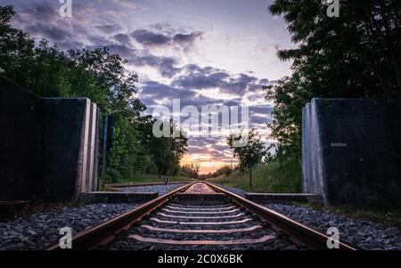 Vue panoramique sur les rails au coucher du soleil, Deggendorf, Allemagne Banque D'Images
