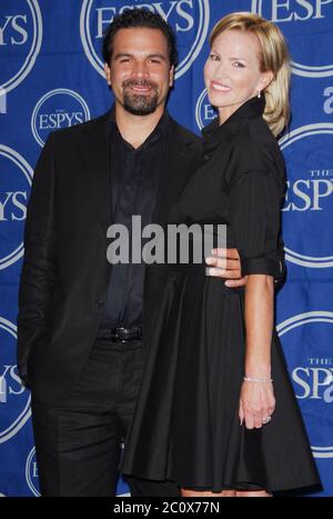 Ricardo Chavira (L) et Janet Jones-Gretzky aux EPPY Awards 2007 - salle de presse tenue au Kodak Theatre à Hollywood, CA. L'événement a eu lieu le mercredi 11 juillet 2007. Photo par: SBM / PictureLux - référence du fichier # 34006-6848SBMPLX Banque D'Images