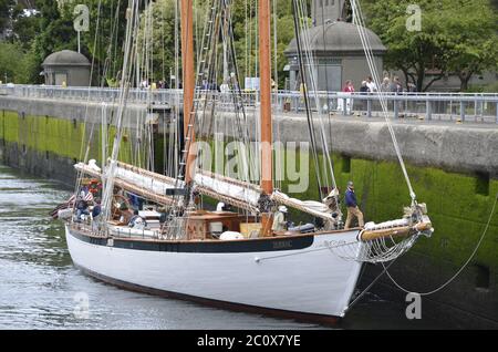 Le Schooner Zodiac, un voilier classique de 1924, navigue à travers les écluses de Ballard à Seattle, Washington. Les écluses relient l'océan au lac Union Banque D'Images