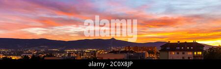 Silhouette de montagne de la montagne de la Jested au coucher du soleil, Liberec, République Tchèque. Banque D'Images