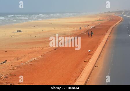 Route côtière presque vide et plage également vide dans le quartier de Guediawaye, Dakar, Sénégal Banque D'Images