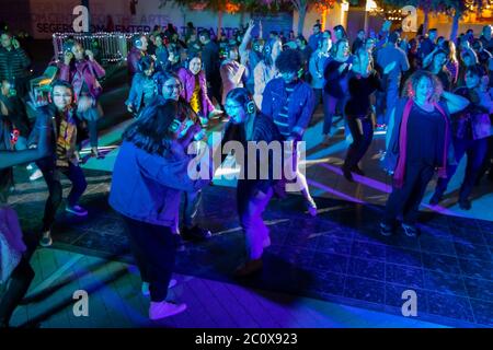 Avec des écouteurs sans fil, les danseurs ont trois choix de musique, chacun avec son propre disc-jockey, lors d'un festival de nuit 'Silent Disco' en plein air à Costa Me Banque D'Images