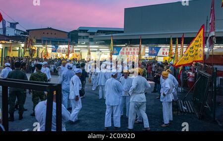 Les passionnés de la cérémonie de marche au feu lors du Festival taoïste des neuf dieux Empereur au Temple Kau Ong ya Selangor, Malaisie Banque D'Images