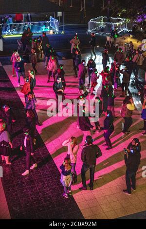 Avec des écouteurs sans fil, les danseurs ont trois choix de musique, chacun avec son propre disc-jockey, lors d'un festival de nuit 'Silent Disco' en plein air à Costa Me Banque D'Images