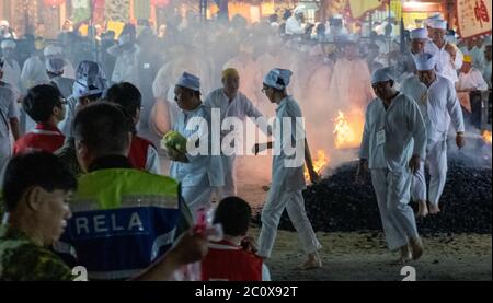 Les passionnés de la cérémonie de marche au feu lors du Festival taoïste des neuf dieux Empereur au Temple Kau Ong ya Selangor, Malaisie Banque D'Images