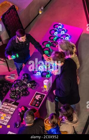 Avec des écouteurs sans fil, les danseurs ont trois choix de musique, chacun avec son propre disc-jockey, lors d'un festival de nuit 'Silent Disco' en plein air à Costa Me Banque D'Images