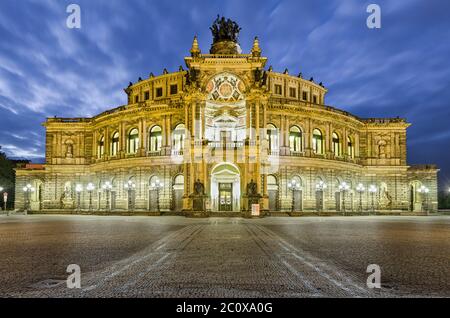 Opéra Semperoper la nuit à Dresde, Allemagne Banque D'Images