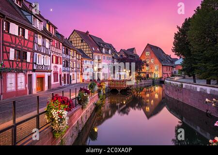 Coucher de soleil dans la vieille ville de Colmar, Alsace, France Banque D'Images