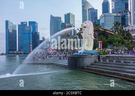 Vue nocturne sur Merlion Park avec sculpture et fontaine Merlio et vue sur le centre financier du centre-ville. Centre-ville. Marina Bay. Singapour Banque D'Images