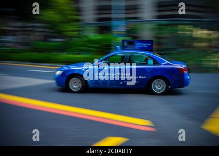 Taxi flou en mouvement dans le centre-ville. Centre de Singapour Banque D'Images